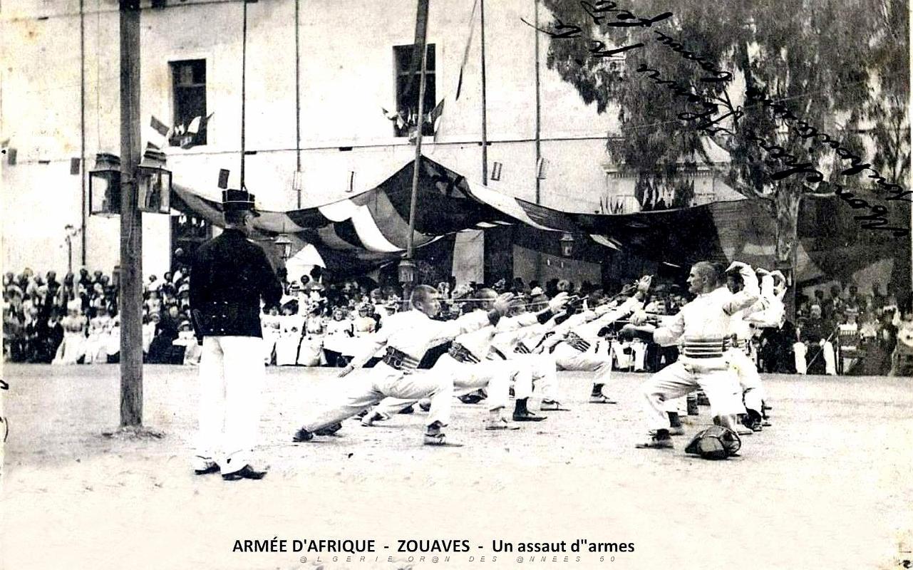 1369- Armee d'Afrique - Zouaves - Un assaut d'armes.jpg